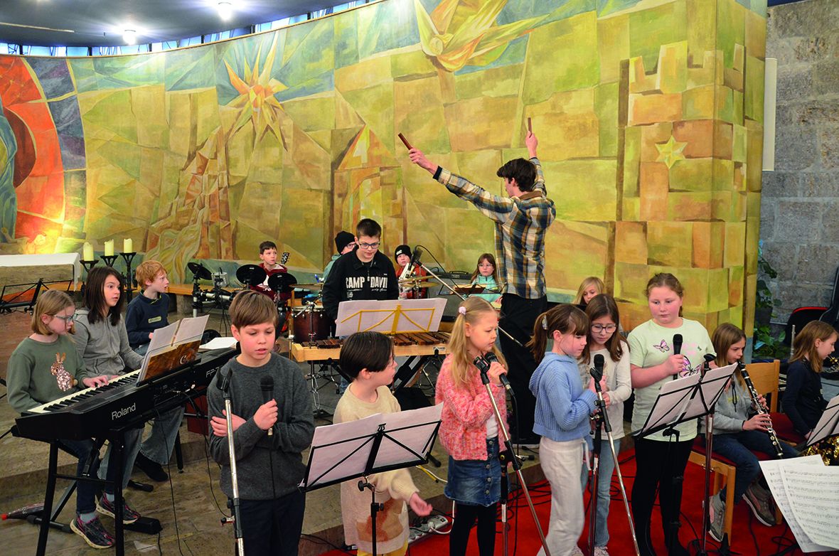 Die Kinderband beim Gottesdienst in der Unterkirche