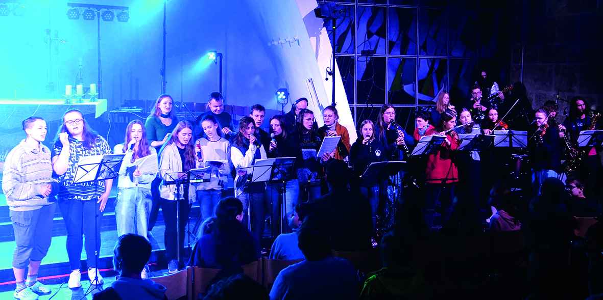 Band mit Chor in der Oberkirche der Burg