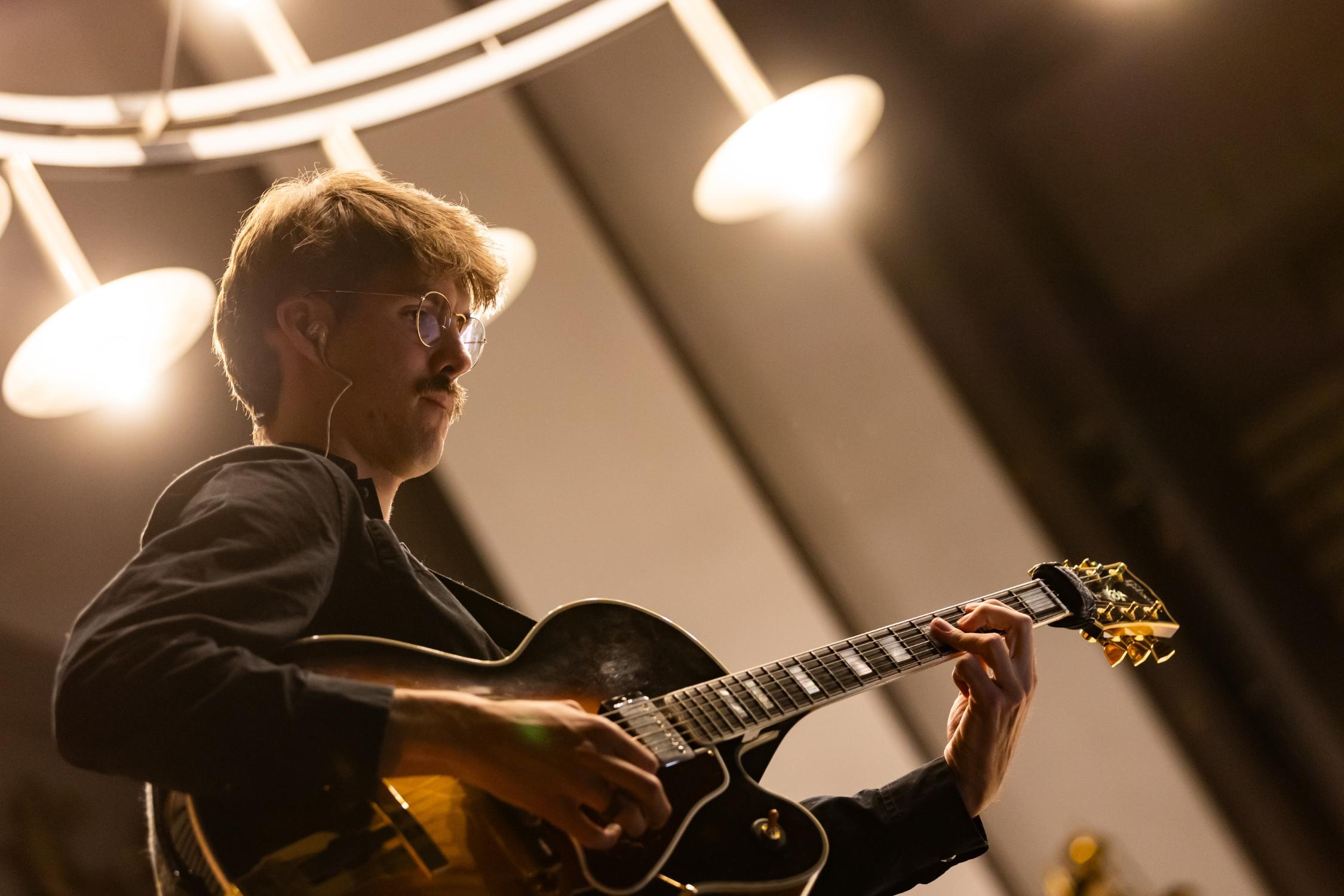 Gitarrist der Bistumsband Sinnergie